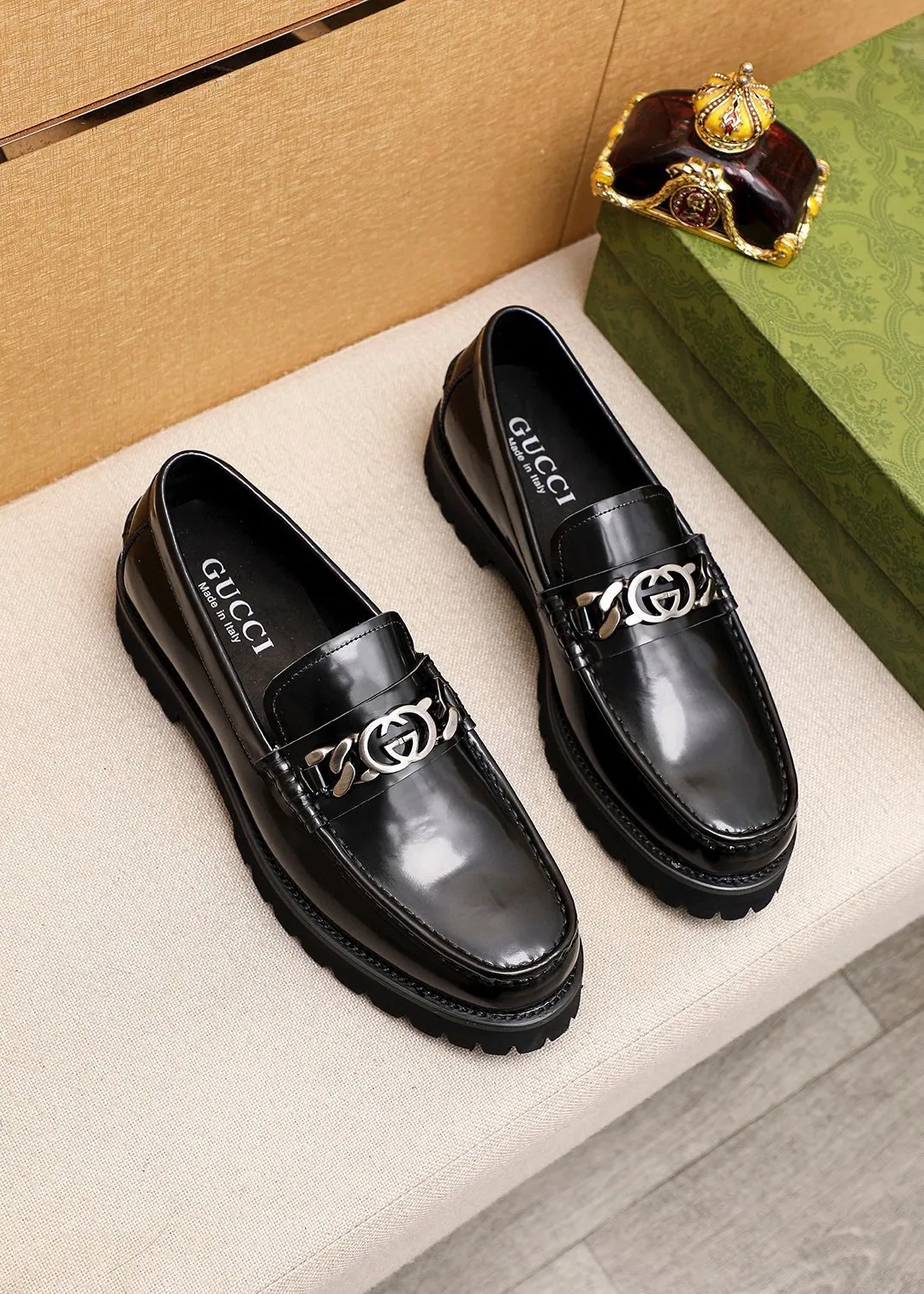 Men's shoes 💰460 💐 Product trademark: GUCCI "Gucci" casual leather shoes Regular size: 39-44 (38.45🉑️customized) Product materials: Selected imported first-layer open-edge beaded cowhide upper + luxury hardware buckle, imported water-dyed cowhide leather lining. Strong three-dimensional visual effect, foam outsole Color: 2⃣️colors available